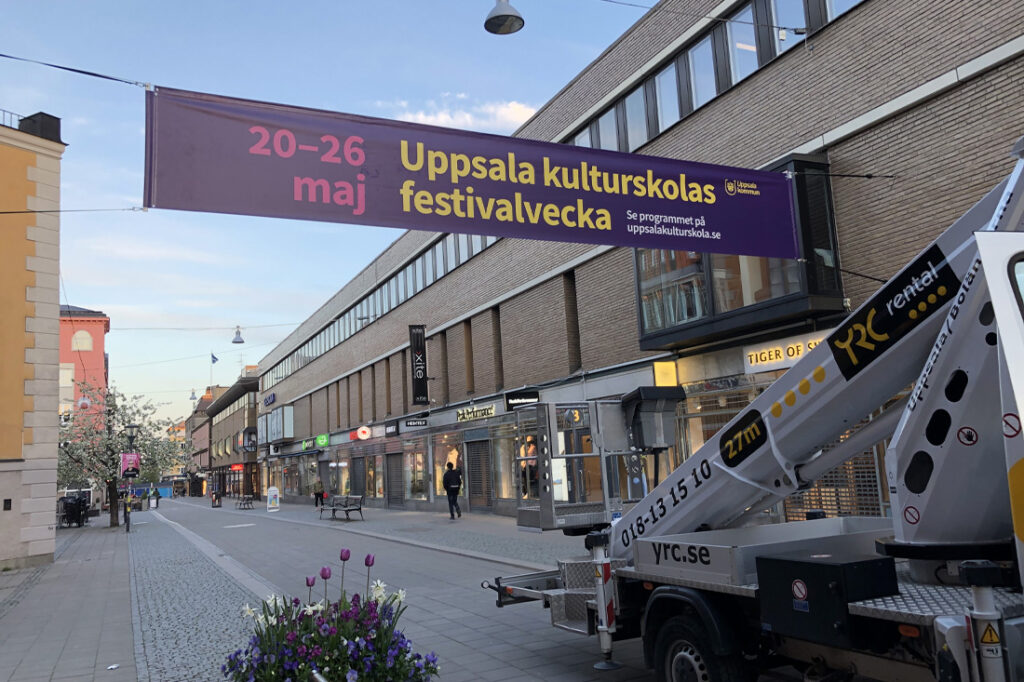 Banderoll med tryck på gågata i Uppsala