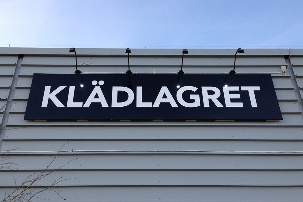 Skylt på butiksvägg gjord på tryckeri i Uppsala