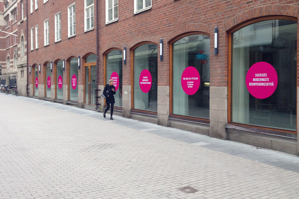 Skyltfönster med fönsterdekaler från Banderoll tryckeri i Uppsala