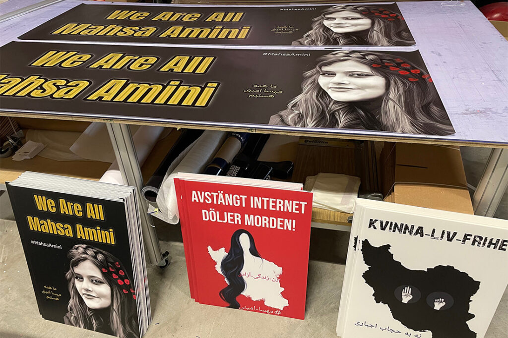 Bokomslag och reklamskylt i papp tryckt hos Banderoll tryckeri i Uppsala