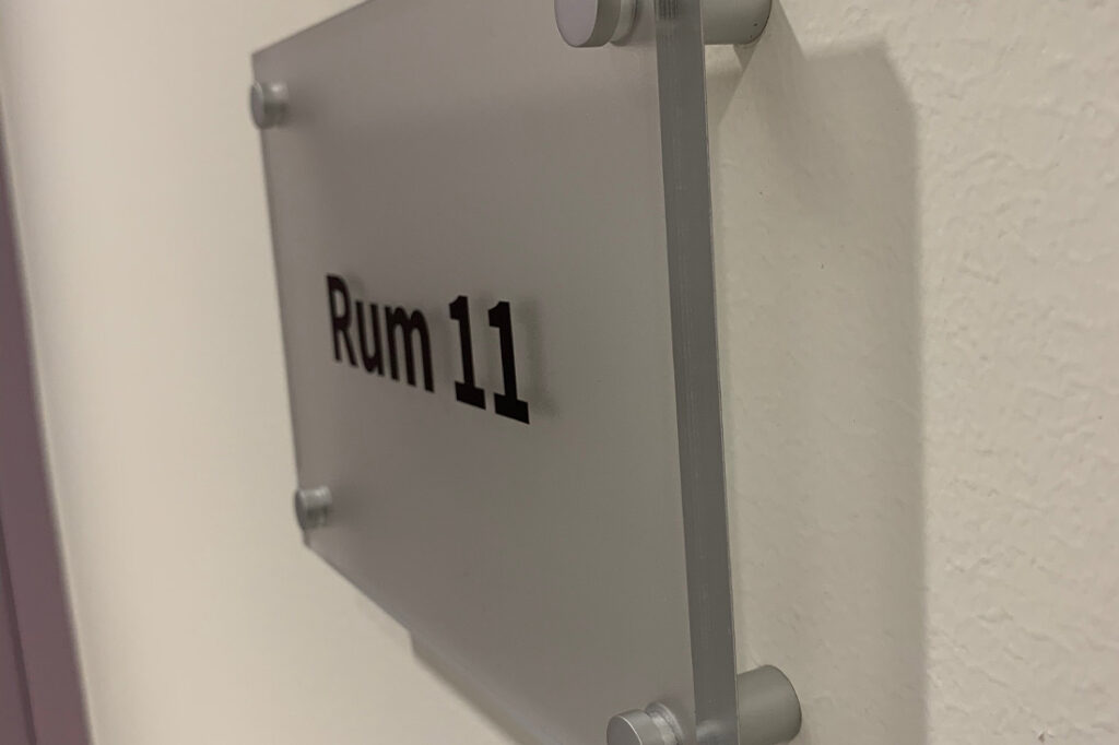 Banderoll tryckeri i Uppsala tillverkar akrylskyltar med tryck.