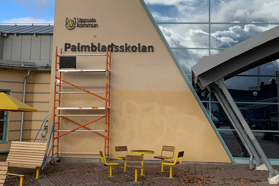 Montering av skylt på Palmbladsskolan i Uppsala, utförd av erfarna montörer på Banderoll tryckeri.