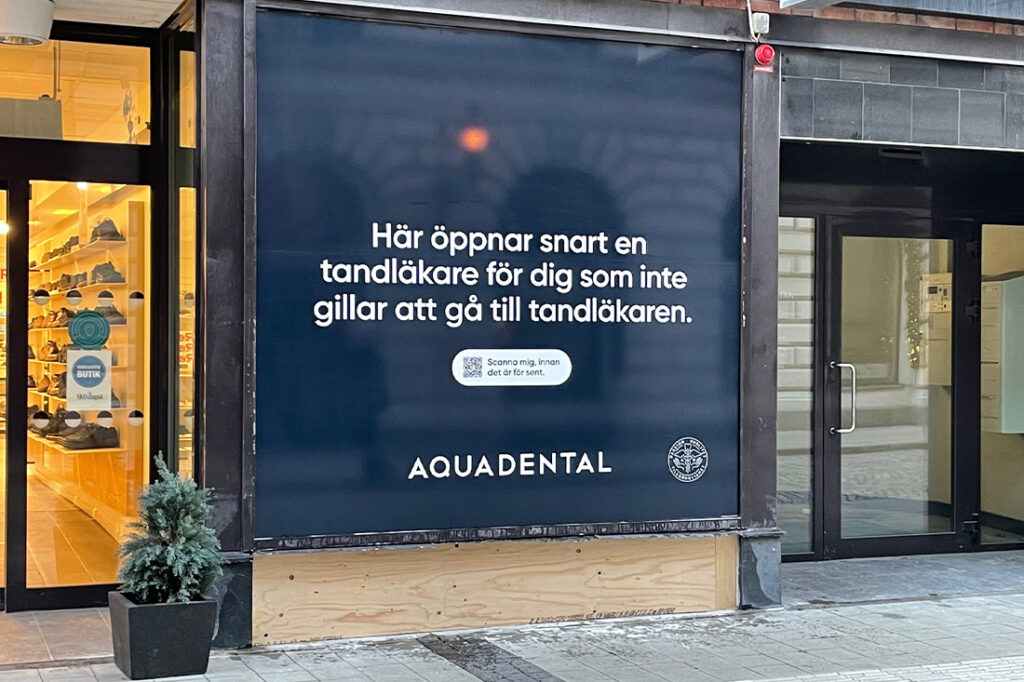 Fönsterdekor från tryckeri Uppsala pryder butiksfönster i city.