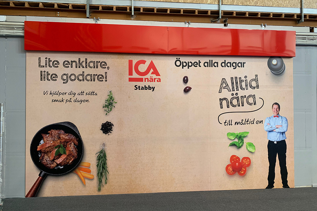 Banderoll tryckeri i Uppsala har tryckt Icas fondvägg.