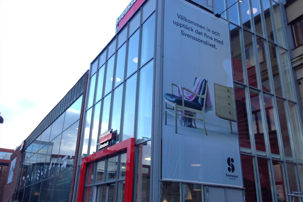 Tryckeri i Uppsala erbjuder skyltmontage av beställda skyltar med tryck.